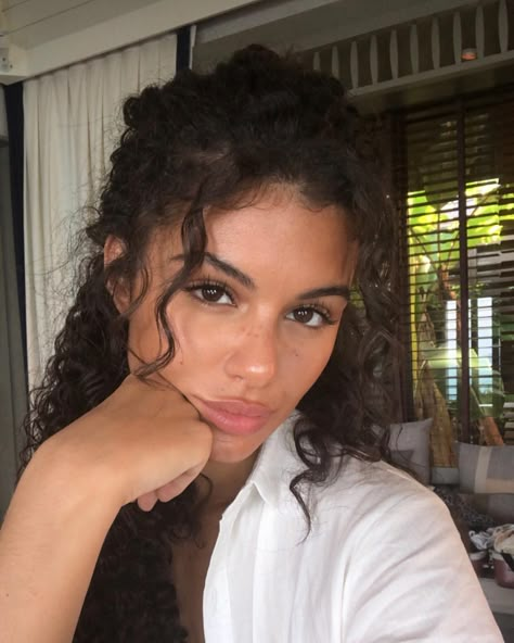 SUSIE VIEIRA on Instagram: “Doing me” Biracial Women, Brown Curly Hair, Brown Hair Brown Eyes, Brown Eyed Girls, Curly Hair Women, Short Curly Hair, Curly Girl, Belleza Natural, Brown Eyes