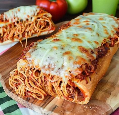 Stuffed Spaghetti Bread Thick Spaghetti Sauce, Spaghetti Bread, Cheesy Baked Spaghetti, Italian Meat Sauce, Easy Spaghetti, Baked Spaghetti, Food O, Bread Bowls, Dessert Salads