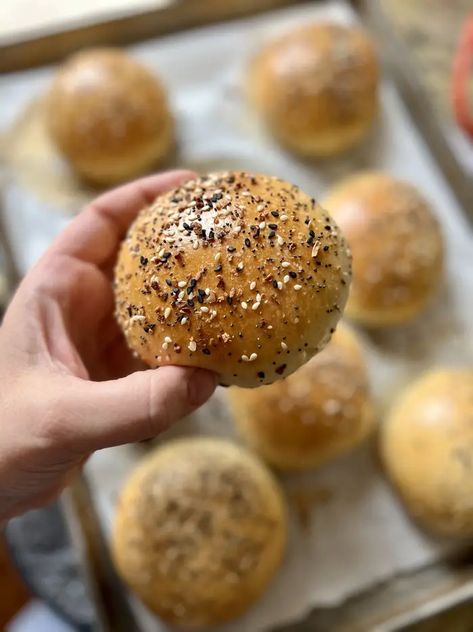 Easy Sourdough Burger Buns - Amy Bakes Bread Sourdough Burger Buns, Sourdough Burger, Homemade Burger Buns, Burger Buns Recipe, Natural Yeast, Whole Wheat Sourdough, Sourdough Bread Sandwiches, Sourdough Sandwich, Easy Sourdough