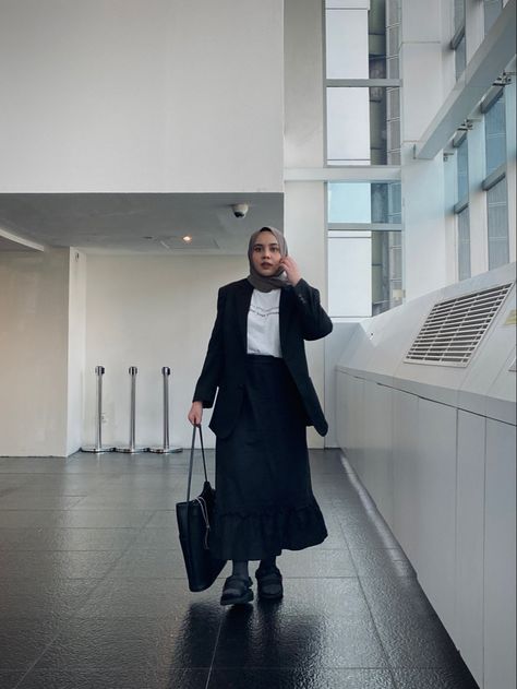 Black Blazer Hijab Style Black Blazer Outfit Hijab, Black And White Hijab Outfit, Black And White Blazer Outfit, Blazer Outfits Hijab, White Hijab Outfit, Oversize Blazer Outfit, White Blazer Outfits, White Hijab, Black Blazer Outfit