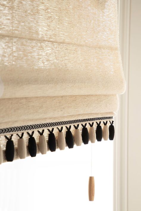 The perfect combination of earthy and chic: the Torero Beaded Fringe by Laura Kirar for Samuel & Sons.   #curtains #windowcovering #trim #windowtreatments #custom #interiordesign #romanshades #fringe Roman Shades Living Room, Roman Shades Kitchen, Roman Curtains, Samuel And Sons, Blinds Design, Plain Curtains, Luxury Curtains, Custom Drapes, Curtains Living