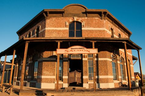 Corner saloon entrance. Saloon Exterior Design, Saloon Exterior, Strange Houses, Saloon Ideas, Mountain Restaurant, Town Architecture, Resort Restaurant, Old Western Towns, Western Bar