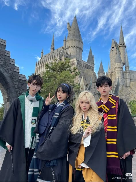 Foto Best Friend, Hogwarts Uniform, Universal Trip, Hogwarts Outfits, Korean Best Friends, Harry Potter Outfits, 사진 촬영 포즈, Bff Photoshoot, Best Friends Aesthetic