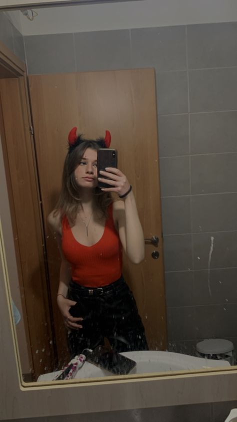 Easy Devil Costume, Devil Costume Diy, Black Devil Costume, Devil Party, Black Leather Trousers, Easy Halloween Costume, Devil Halloween, Devil Costume, Devil Horns