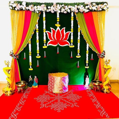 Decoration With Saree Wall, Simple Function Decoration, Decorations For Function, Ramayan Path Decoration At Home, Saree Backdrop Ideas, Saree Ceremony Decoration, Saree Decoration Ideas, Traditional Decoration Indian, Saree Function Decoration