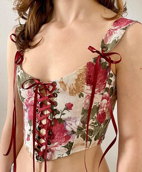 Corset Top Vintage, Summer Corset Top, Corset Back Design, Cool Corsets, Corset On Top Of Shirt, How To Style Corset Tops, Corset Over Dress Outfit, Floral Corset Outfit, Summer Corset Outfit