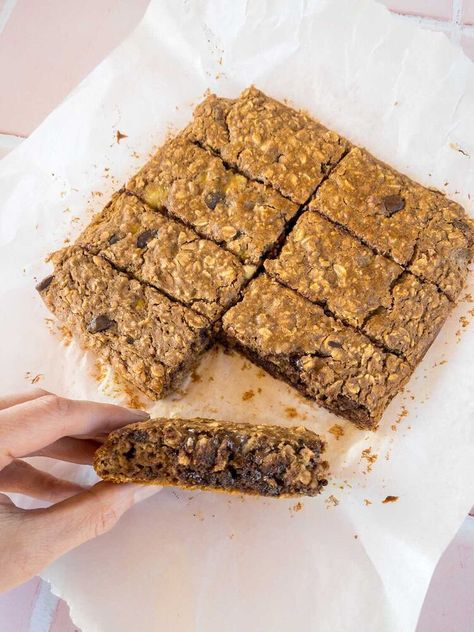 Banana Slice Recipe, Oat Slices Recipes Easy, Oat Traybake, Choc Chip Baked Oats, Easy Oat Slice, Oat Slice Healthy, Banana Oat Slice, Lunchbox Baking, Banana Chocolate Baked Oats