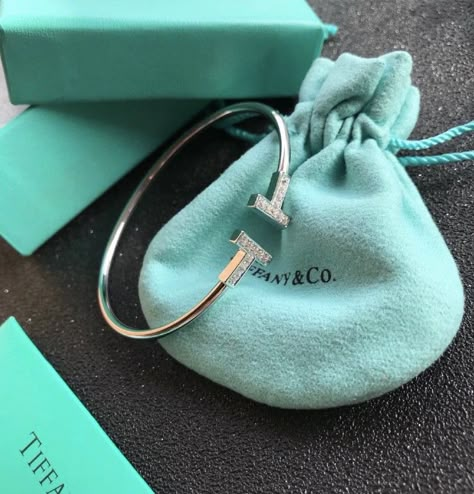 Tiffany And Co T Bracelet, Gold Jewelry Tiffany, Tiffanys Aesthetic, Tiffany & Co, Tiffany Jewellery, قلادات متدلية, Tiffany Bracelet, Tiffany And Co Bracelet, Tiffany And Co Jewelry