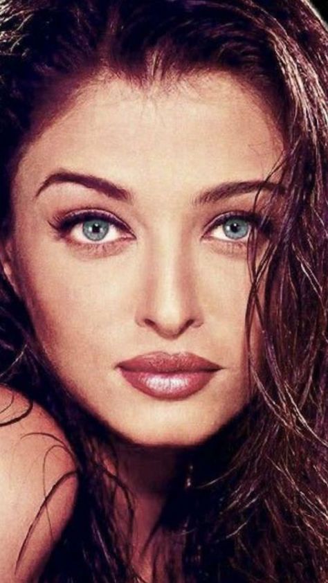 Aishwarya Rai Photoshoot, Aishwarya Rai Vintage, 90s Bollywood Photoshoot, 90s Indian Actresses, Retro Bollywood Aesthetic, Aishwarya Rai Aesthetic, Aishwarya Rai 90s Aesthetic, Aishwarya Rai 90s, Bollywood Icons