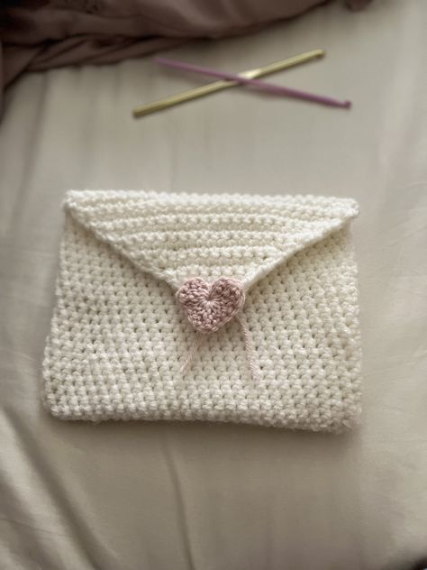 Heart Envelope Crochet, Crochet Envelope Bag, Grandma Activities, Crochet Envelope, Envelope Book, Crocheted Stuff, Heart Envelope, Cute Ipad Cases, Book Sleeve