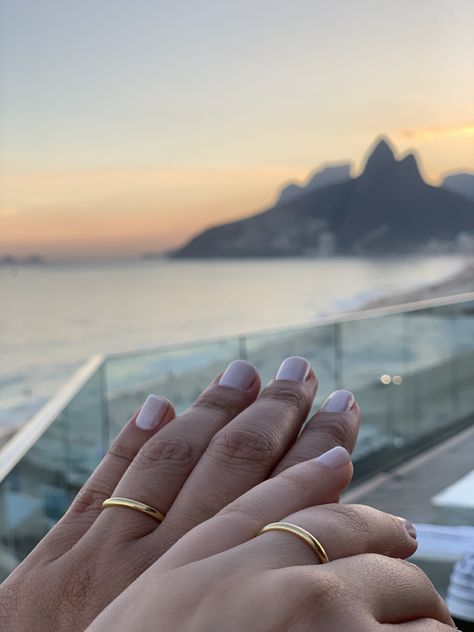 Alianças - Casadas - Rio de janeiro - LGBT - Noivas - Wife - Sunset - Fasano Lena Oberdorf, Wlw Wedding, Jon Kortajarena, Love Me Like, Golden Girl, Rio De Janeiro, Dream Wedding, Mural, Celebrities