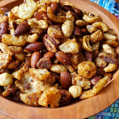 Low Calorie Chex Mix Recipe, Low Carb Snack Mix Recipe, Keto Chex Mix Low Carb, Pork Rind Snack Ideas, Pork Rinds Low Carb Keto, Keto Chex Mix Recipe, Keto Munchies, Chex Party Mix Recipe, Keto Pork Rinds