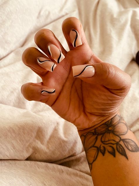 Black And White Lines Nails, Lines On Acrylic Nails, Black Line Work Nails, Black White And Tan Nails, Black And White Line Art Nails, White And Black Squiggle Nails, Short Nails With Lines, Nude With White Design Nails, Mail Designs With Lines