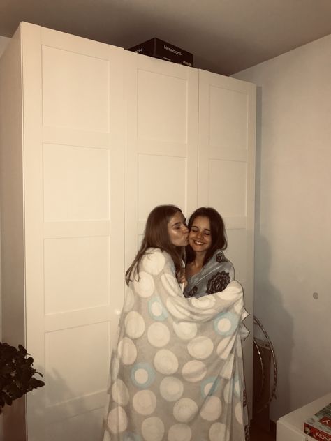 #bff #sleepover #beauty #love Sleepover Pictures 2 People, Best Friend Bedroom Photoshoot, Bff Sleepover Pics Picture Ideas, Sleepover Picture Ideas Best Friends, Cute Best Friend Pictures At Home, Bestie Photoshoot Ideas At Home, Sleepover Photoshoot Ideas, Bff Pictures At Home, Bff Sleepover Pics