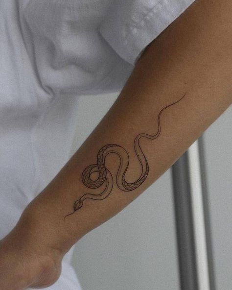 Arm Tattoos Stars, Hipster Tattoo, Retro Tattoos, Forarm Tattoos, Snake Tattoo Design, Forearm Tattoo Women, Snake Tattoo, Hand Tattoo, Tattoo Work