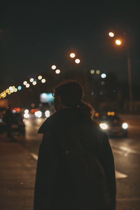 Night Portrait Photography, Night Photography Portrait, Night Time Photography, Artsy Photography, Night Portrait, Street Portrait, Shadow Photos, Cute Couple Selfies, Cinematic Photography