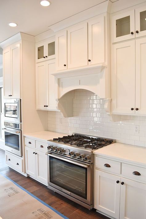 White Kitchen Vent Hood, Stove With Hood, Mexican Home Design, Kitchen Hood Design, Kitchen Renovation Inspiration, Kitchen Vent Hood, Kitchen Favorites, Kitchen Vent, Kitchen Backsplash Designs