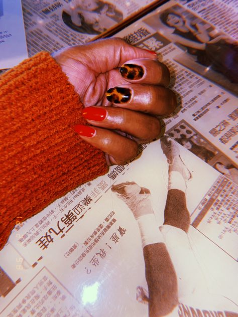 Tortoise And Red Nails, Red And Tortoise Shell Nails, Red Tortoise Shell Nails, Red Nails Acrylic Short, Tortishell Nails Design, Tortoise Shell Nails, Short Red Nails, Shell Nails, Red Toenails