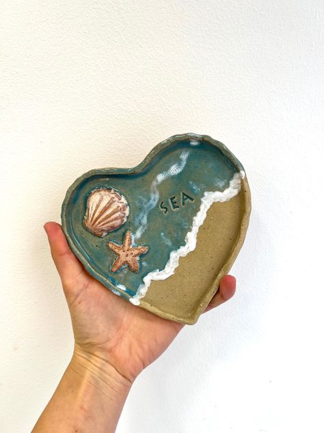 Clay And Seashells, Clay Art Gift Ideas, Clay Summer Ideas, Ocean Pottery Ideas, Ocean Ceramics Ideas, Summer Clay Ideas, Seashell Clay, Ceramics Ashtray, Clay Ocean