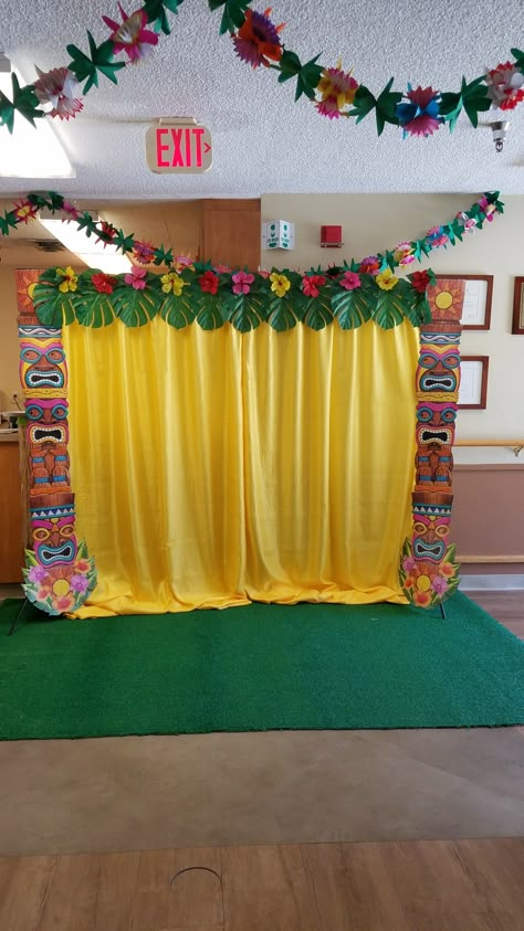 Hawaiian Luau Party Backdrop, Hawaiian Photo Booth Ideas, Luau Themed Classroom, Hawaiian Stage Decorations, Hawaii Theme Backdrop, Hawaiian Themed Backdrop, Diy Hawaiian Backdrop, Luau Picture Backdrop, Diy Luau Backdrop