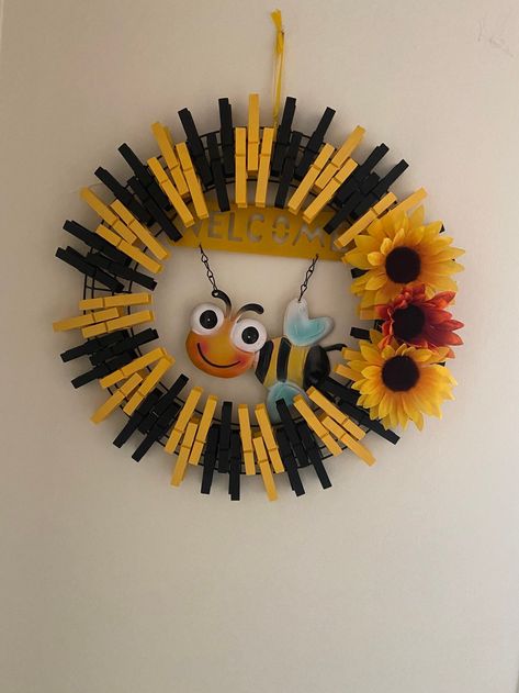 Bumble Bee Clothespin Wreath Bee Clothespin, Dragonfly Wreath, Painted Clothes Pins, Bumble Bee Wreath, Clothes Pin Ornaments, Clothespin Diy Crafts, Wooden Clothespin Crafts, Clothespin Wreath, August Crafts