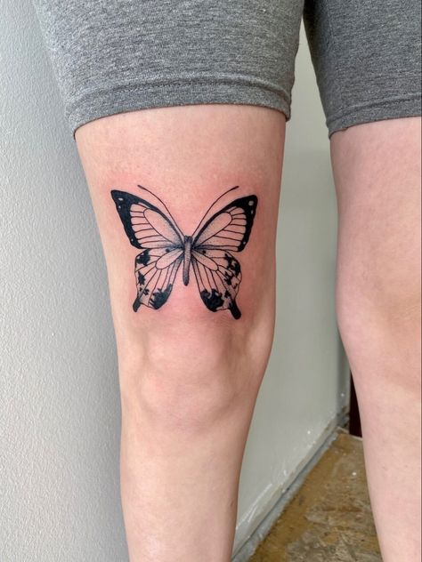 Butterfly Above Knee Tattoo, Butterfly Knee Tattoo, Tattoo Above Knee, Butterfly Leg Tattoos, Dr Tattoo, Harry Styles Butterfly, Butterfly Thigh Tattoo, Butterfly Legs, Simple Butterfly Tattoo