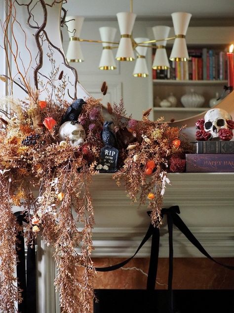 halloween decor dried flowers Autumnal Dried Flowers, Fireplace Styling, Halloween Decorating Ideas, Ideas For Autumn, Black Taper Candles, Table Halloween, Fall Fireplace, Lantern Head, Pumpkin Display