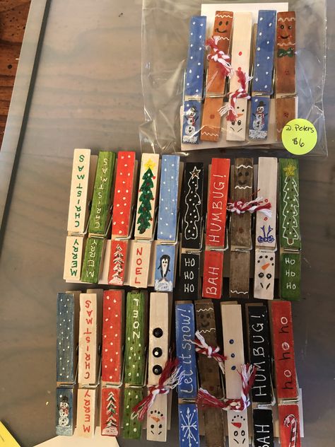 Painted Clothes Pins Christmas, Decorative Clothes Pins, Decorated Clothes Pins, Painted Clothes Pins, Clothespins Diy, Clothespin Diy Crafts, Wooden Clothespin Crafts, Clothespin Art, Christmas Clothespins