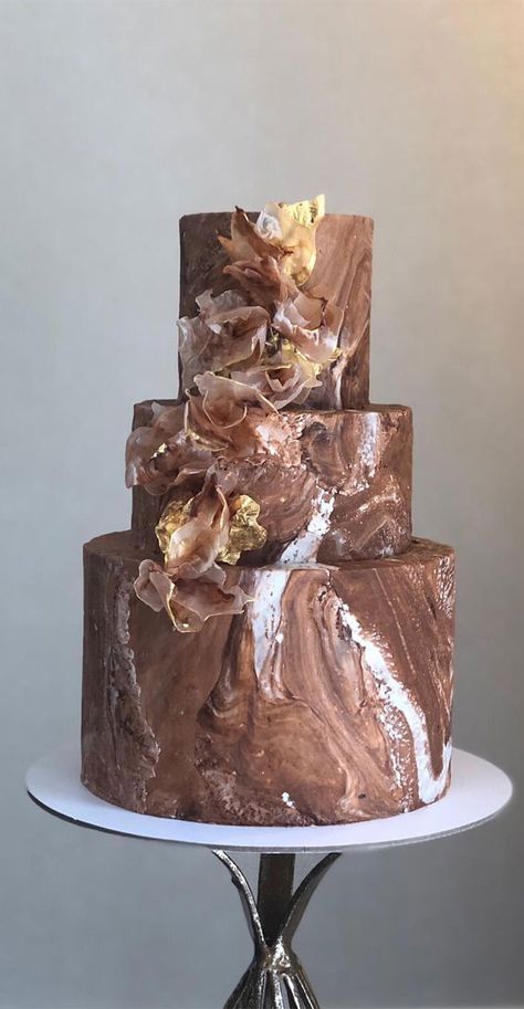 Brown And White Wedding Cake, Brown Wedding Cake, Cake Geometric, Brown Wedding Cakes, Funny Wedding Videos, Wedding Cake Marble, Marble Wedding Cake, Brown Cake, Geometric Cake