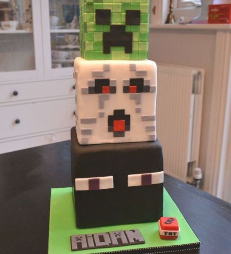 Minecraft Cake Minecraft Cake for my son's birthday. Creeper, Ghast and Enderman tiers. Fondant covering for all 3 tiers. Plastic toys... Cake Minecraft, Minecraft Birthday Cake, Easy Minecraft Cake, Son's Birthday, Cool Minecraft Houses, Hama Beads Minecraft, Lego Cake, Minecraft Furniture, Minecraft Cake