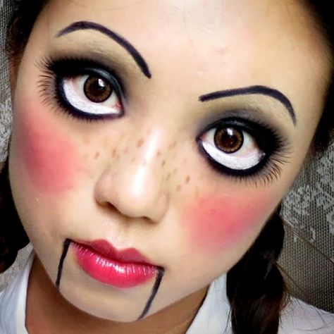 Voici 10 maquillages faciles à réaliser pour avoir l’air costumée sans se fatiguer. | Bienvenue sur Coup de Pouce Makijaż Sugar Skull, Creepy Doll Costume, Creepy Doll Makeup, Maquillage Halloween Simple, Make Up Diy, Makeup Zombie, Halloweenský Makeup, Creepy Halloween Costumes, Halloween Makeup Pretty