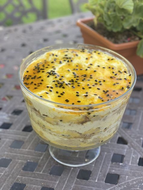 Fruit Trifle Desserts, Fruit Triffle, Triffle Recipe, Fruit Trifle Recipes, Guava Desserts, Guava Cake, Trifle Cake, Passion Fruit Cake, Guava Recipes