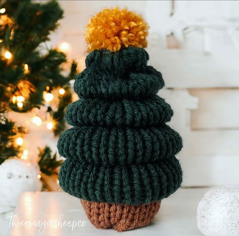 Free Pattern: Little Christmas Tree Circular Knitting Machine Patterns, Christmas Tree Knitting Pattern, Addi Machine, Baby Hats Knitting Free, Christmas Knitting Projects, Addi Knitting Machine, Little Christmas Tree, Loom Craft, Circular Knitting Machine