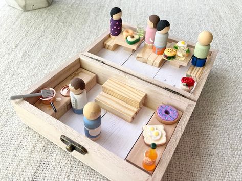 LauraBethBoutiqueCo - Etsy Nederland Peg Family, Tin Ideas, Doll Storage, Altoid Tin, Pretend Food, Mini Doll House, Out To Eat, Play Sets, Peg People