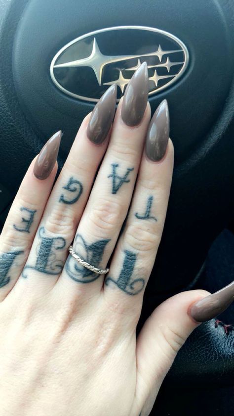 Brown Pointy Nails, Fall Stelito Nails, Dark Stiletto Nails, Brown Stiletto Nails, Beige Stiletto Nails, Neutral Stiletto Nails, Gray Pointy Nails, Fall Stilleto Nails, Brown Stelito Nails