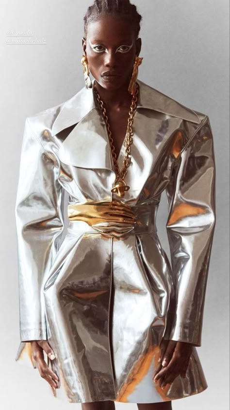 Chrome Corset Outfit, Alien High Fashion, Alien Superstar Aesthetic, Vinyl Coat, Futurism Fashion, Alien Superstar, Elsa Schiaparelli, Milan Design, Metal Fashion