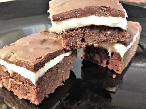 Keto Mississippi Mud Bars Recipe made with Marshmallow Fluff - Low Carb Inspirations Mississippi Mud Bars, Mud Bars, Marshmallow Fluff Recipes, Cycling Diet, Mississippi Mud Pie, Keto Baking, Fluff Recipe, Mississippi Mud, Thm Desserts