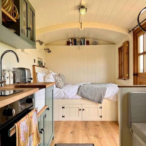 Library Bus, Loft Bed Ideas For Small Rooms, Horse Truck, Design Casa Piccola, Shepherds Huts, Shepherd Huts, Port Isaac, Shepherds Hut, Hippie Home Decor