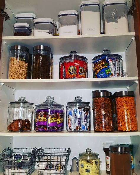 Storing cereals, snacks and baking supplies in clear jars and containers makes a cupboard more open and accessible. The larger jars and glass canisters also help declutter all those cereal and cookie boxes that pile up. Clear Cookie Jar Ideas, Cookie Jar Ideas, Convenient Store, Clear Cookies, Cookie Boxes, Store Snacks, Pantry Ideas, Clear Jars, Glass Canisters