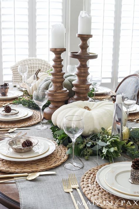 Elegant, Neutral Thanksgiving Table Decor: get the best tips for creating a gorgeous, elegant Thanksgiving table SIMPLY with this video tutorial! Modern Thanksgiving Decor, Elegant Thanksgiving Table, Thanksgiving Dining, Modern Table Decor, Modern Thanksgiving, Fall Tablescapes, Thanksgiving Table Settings, Thanksgiving Tablescapes, Fall Table Decor