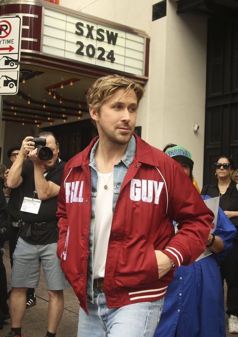 ryan gosling the fall guy premiere Ryan Gosling Style, Fall Guy, Райан Гослинг, The Fall Guy, Ryan Gosling, Hot Actors, Hey Girl, Fav Celebs, White Boys