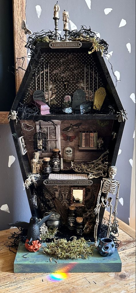 Tim Holtz Shadow Box Ideas, Mini Horror House, Spooky Diorama Ideas, Spooky Miniature Scenes, Diy Halloween Doll Decorations, Diy Mini Haunted House Ideas, Halloween Shadow Box Ideas Diy, Halloween Miniatures Scene, Mini Scenes Dioramas