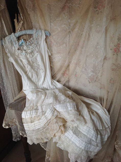 Old Dress, Vintage Party Dresses, Vintage Slip Dress, Gunne Sax Dress, Womens Lingerie, Lace Dress Vintage, Dress Slip, Victorian Clothing, Lace Slip Dress