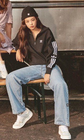 Blackpink Adidas, Mode Poses, Korean Airport Fashion, Looks Adidas, Looks Street Style, Adidas Outfit, Trik Fotografi, Streetwear Fashion Women, Jennie Kim