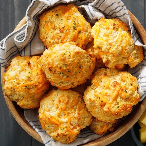 Garlic Biscuits, Zucchini Cheddar, Cheesy Biscuits, Cheesy Biscuit, Savoury Biscuits, Simplify Life, Cream Biscuits, Cheddar Biscuits, Easter Dinner Recipes