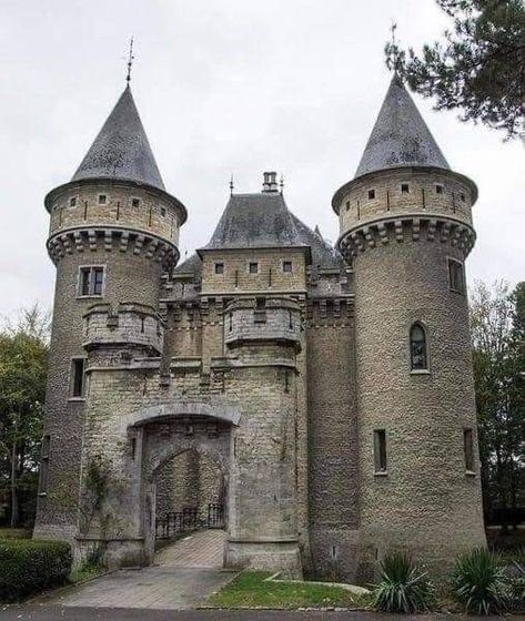 Water Castle, Old English Cottage, Manor Homes, Chateaux Interiors, Castle Gate, Old Castle, Castle Mansion, French Castles, Storybook Cottage