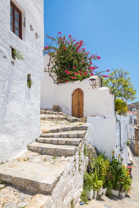 Greek Village House, Greek White House, Greek Town Aesthetic, Greek Staircase, Old Greek House, White Stone House, Architecture Greek, Greek Landscape, Greek Buildings