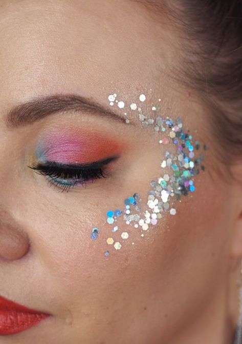 Glitter makeup ideas & tutorials by Charlotta Eve #glittermakeup #glitterhighlight #glitternisti Facial Glitter Ideas, Pastel Glitter Makeup, How To Put Glitter On Face, Color Guard Makeup Ideas, Glitter On Face Ideas, Euphoria Glitter Makeup, Colorguard Makeup, Color Guard Makeup, Glitter Makeup Ideas