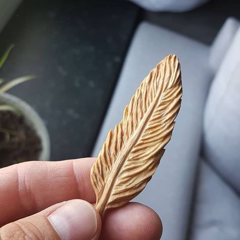 Wooden Feather, Wood Carving Art Sculpture, Wood Jewelry Diy, Wooden Jewelery, Dremel Crafts, Whittling Projects, Dremel Carving, Simple Wood Carving, Wood Jewelery