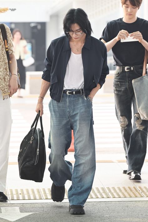 Airport Fashion Kpop Men, Kpop Airport Fashion Male, Wonbin Outfit, Kpop Fashion Outfits Casual, Japanese 80s Fashion Men, Wonbin Airport, Kpop Fashion Outfits Men, Kpop Street Style, Korean Boy Fashion